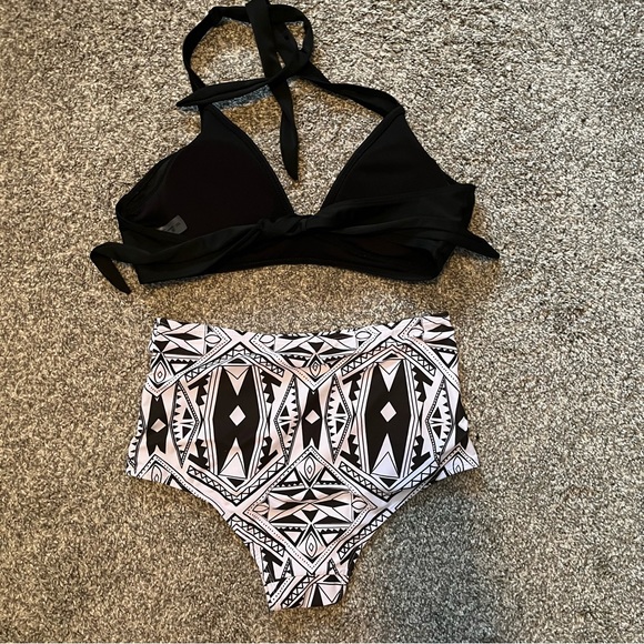 Black & White Bikini - Picture 2 of 7